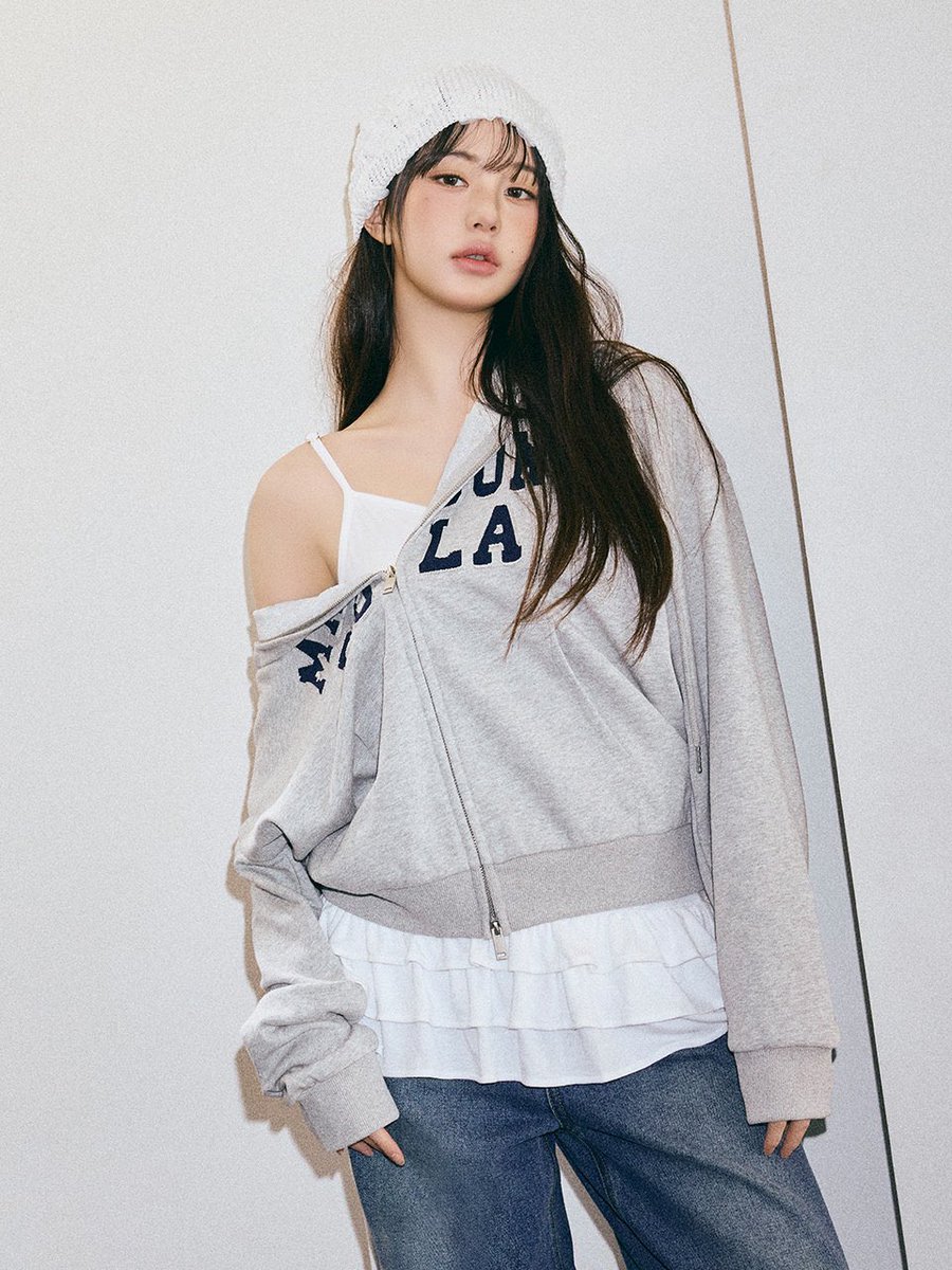 woinyie's tweet photo. Stepping into fall with style and grace 😆💖 Jang Wonyoung is giving us all the vibes for Rolarola’s 25 FALL 1ST COLLECTION ‘Unframed’ 📸✨ From her chic pose to that effortless aura, she’s turning every corner into a runway 🌸💫 https://t.co/Zc4lqJzY10