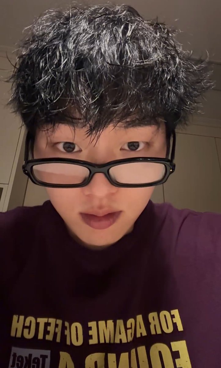 cc___hw's tweet photo. “then i’ll really get going now, i hope you all will have a good night” 
“sleep well”
“how do i turn this off…?” 

#choihyunwook https://t.co/NayPNhoqEn