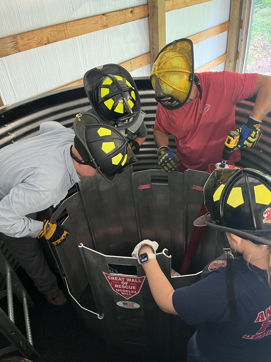 This past weekend, the Grain Entrapment Simulator traveled to Ebenezer Fire Department, where personnel received hands-on training on how to rescue an entrapped victim from grain or other bulk media.

Follow the link below to sign up!

clemson.ca1.qualtrics.com/jfe/form/SV_9B…