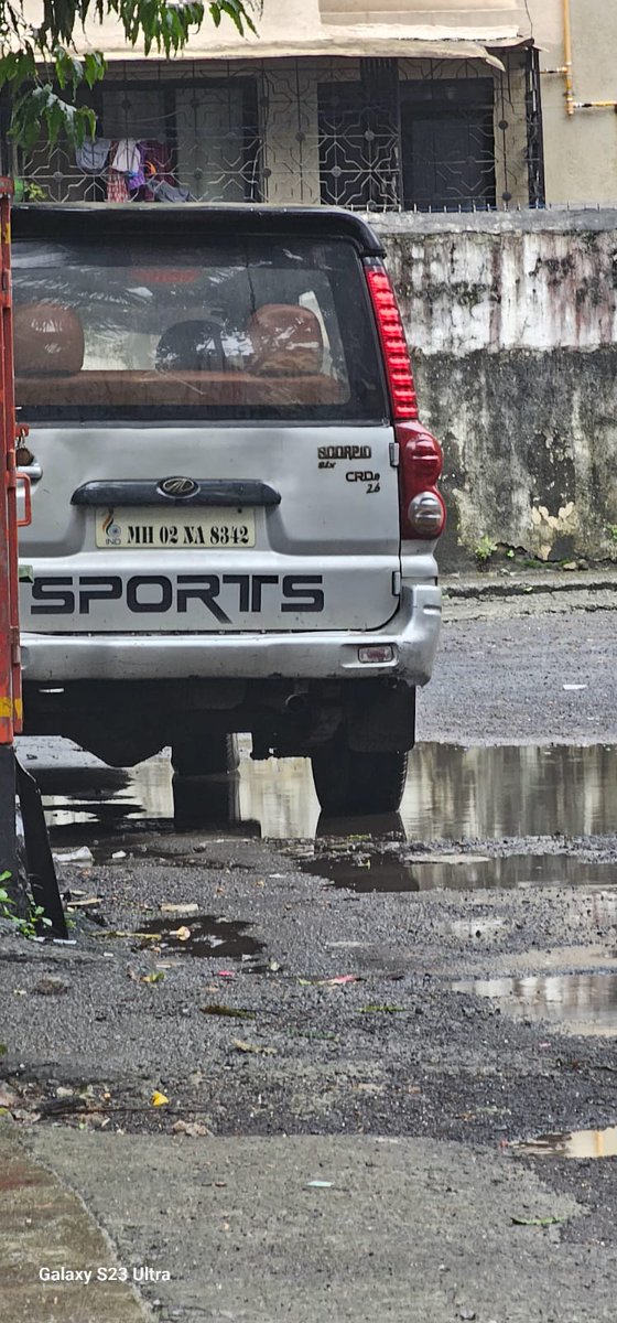 shahnavin60's tweet photo. We senior citizens  are putting  complaint last 2 weeks. This scorpio is illegally  parked by outside  person n blocks  main road . Yesterday  ambulance  couldn't  come in lane in emergency. It will be also blocks for fire brigade  in emergency https://t.co/glZ5M99Kyk