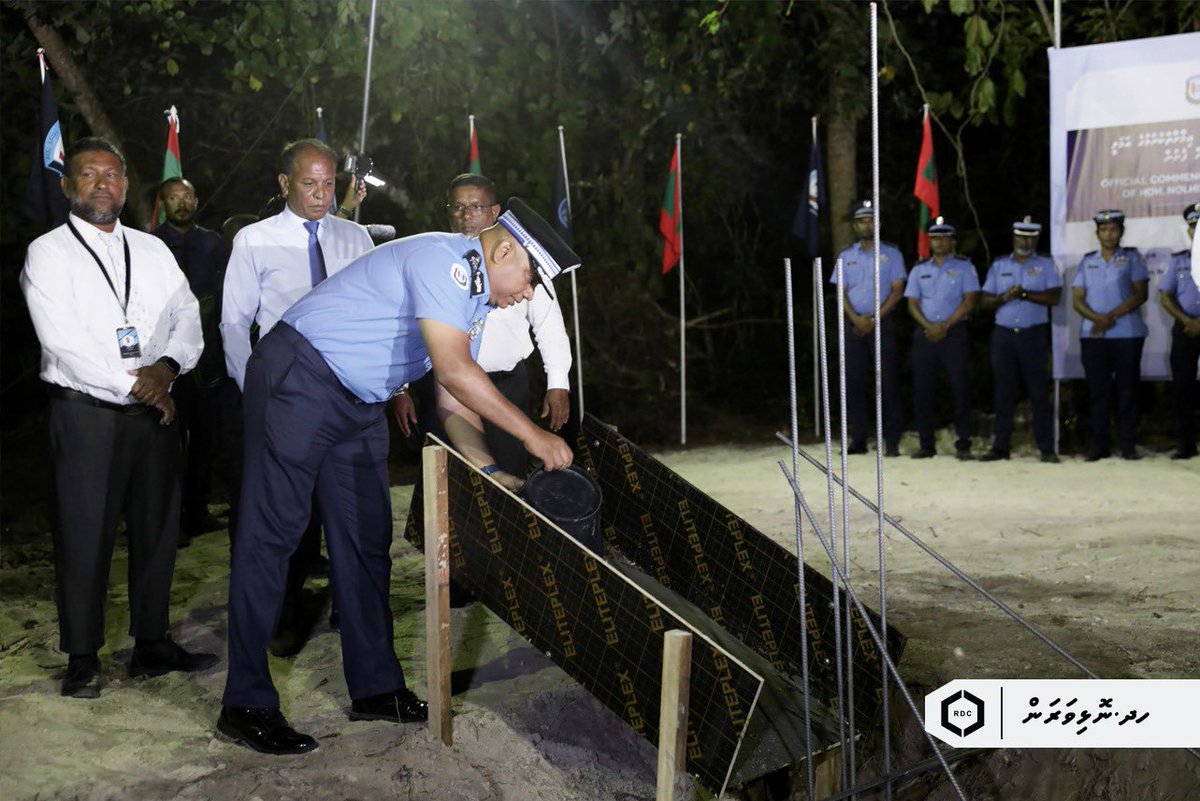 ހދ. ނޮޅިވަރަން ފުލުހުންގެ މަރުކަޒުގެ އަމަލީ މަސައްކަތް ފަށައިފިއެވެ. ފުލުހުންގެ މަރުކަޒުގެ އަމަލީ މަސައްކަތް ފައްޓަވައިދެއްވީ ދާޚިލީ ސަލާމަތާއި ފަންނިއްޔާތާއި ބެހޭ ވަޒީރު ޢަލީ އިޙްސާންއެވެ. އަދި އަރިހުގައި ކޮމިޝަނަރ އޮފް ޕޮލިސް އިސްމާޢިލް ނަވީން، މި ކޯޕަރޭޝަންގެ މެނޭޖިން