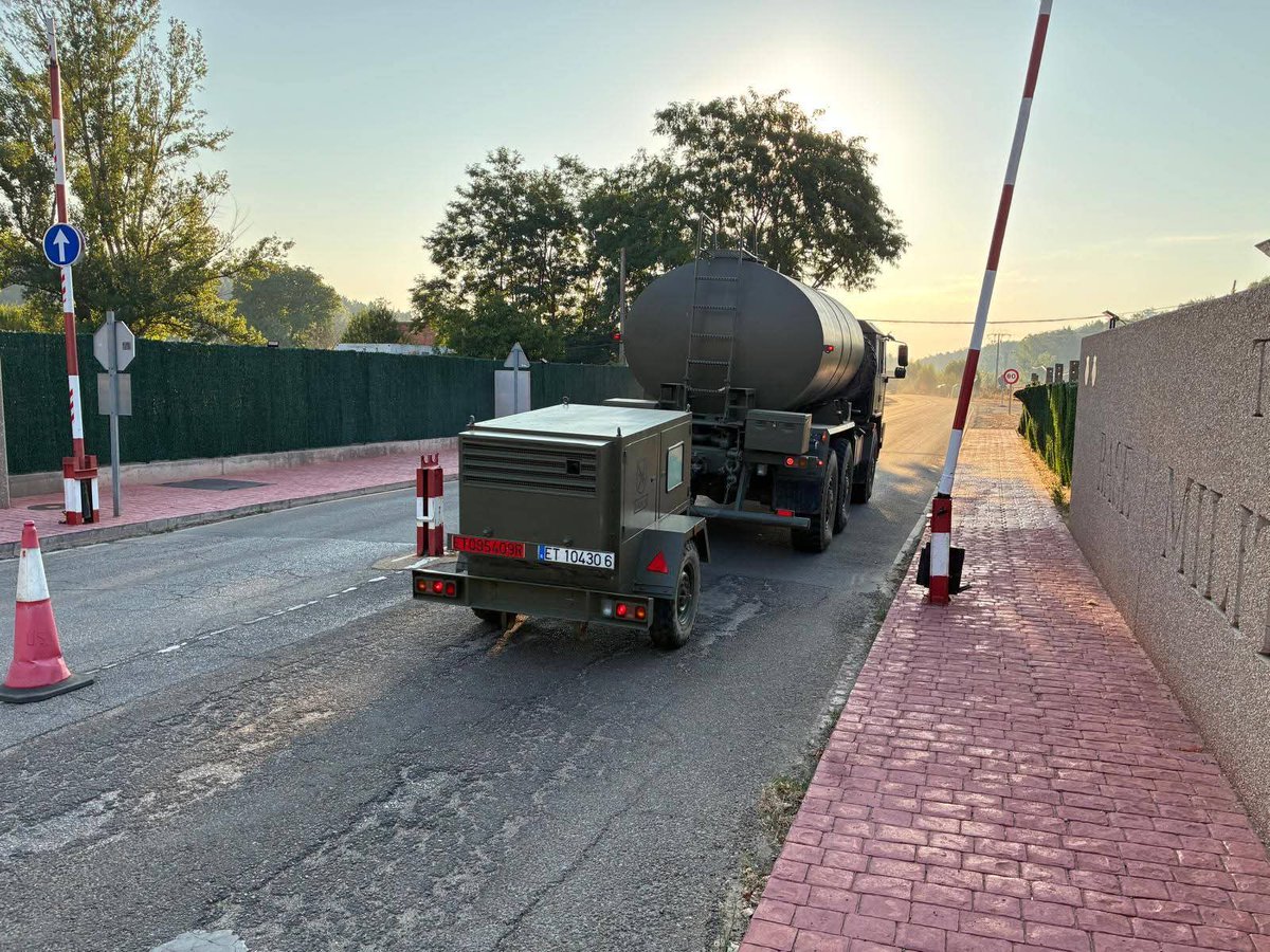 FUTER_ET's tweet image. Desde los acuartelamientos “Conde de Gazola” en #León y “Santocildes” en #Astorga, el Mando de Artillería de Campaña #MACA despliega hacia #Verín (#Ourense) en misión de presencia, vigilancia, disuasión y ayuda a los afectados por los incendios forestales.
#SomostuEjército