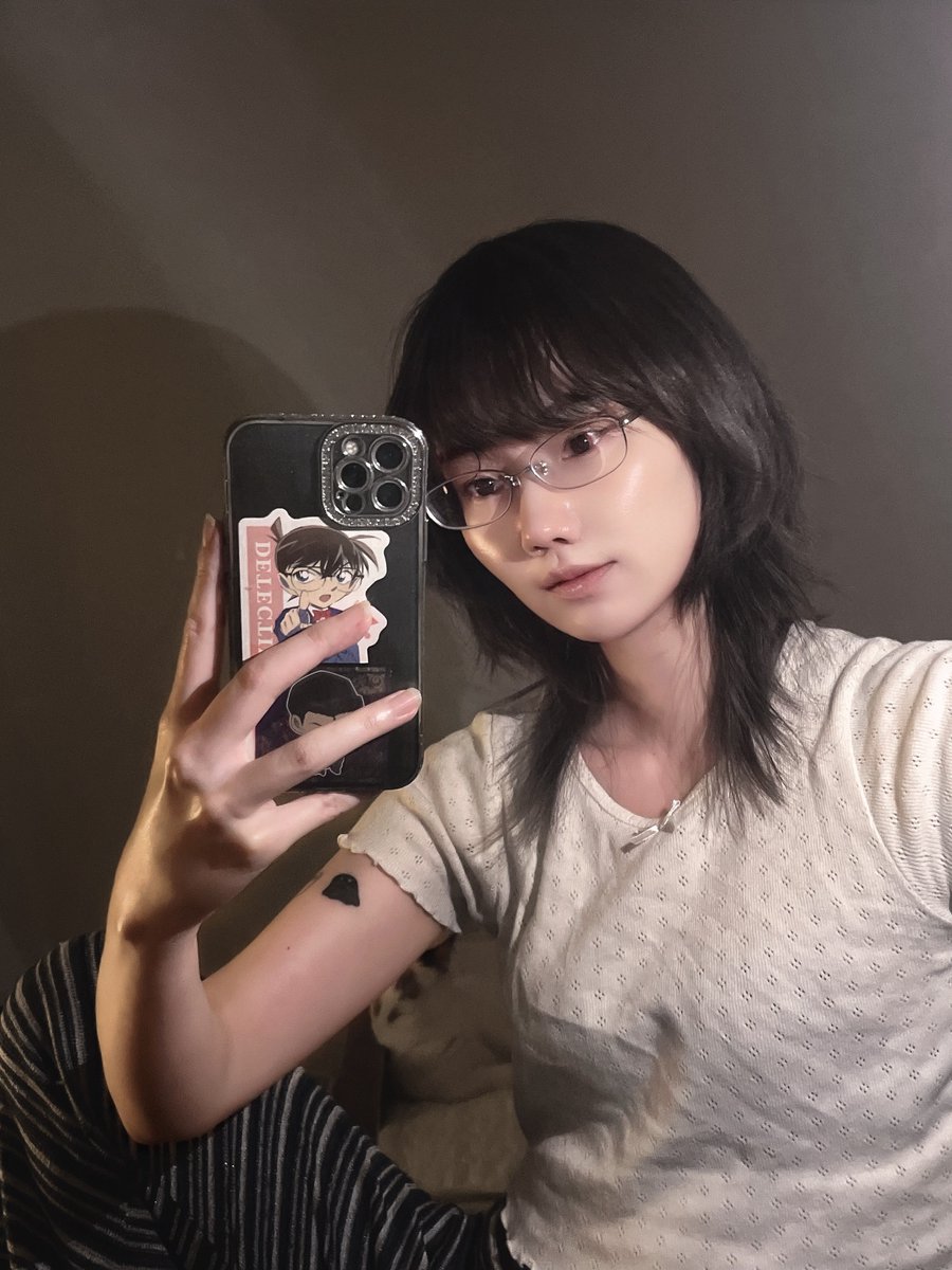 こんばんは。
謎の眼球出血により眼鏡生活を余儀なくされている女です。

数年ぶりに裸眼での登場です。
非常にレアです。