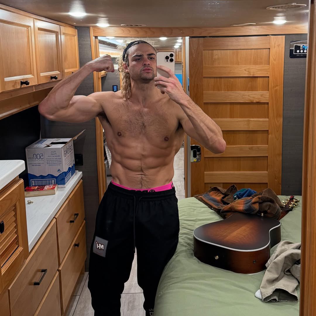 PopTingz's tweet image. Noah Centineo shares new shirtless photo.
