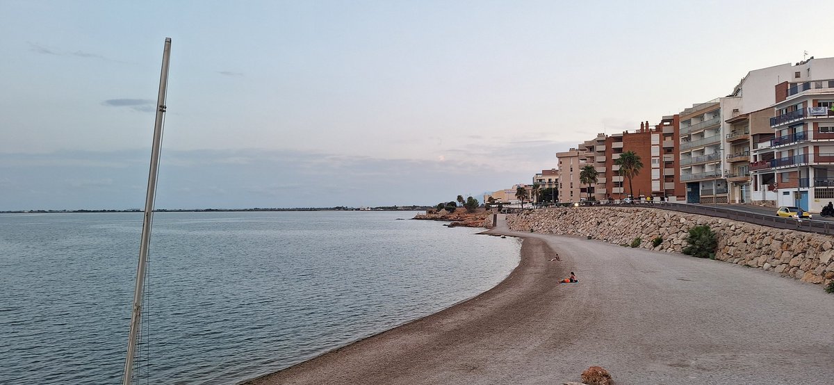 Vive libre, sé feliz.
Derrama sonrisas.
Regala abrazos.
Inventa momentos.
Acompaña a los tuyos.
Que sea tu mirada la que hable por ti, tus gestos, tus acciones.
Vive libre, deja un buen recuerdo y recuerda: la felicidad la conforma las ganas de vivir.

Cuentistas.