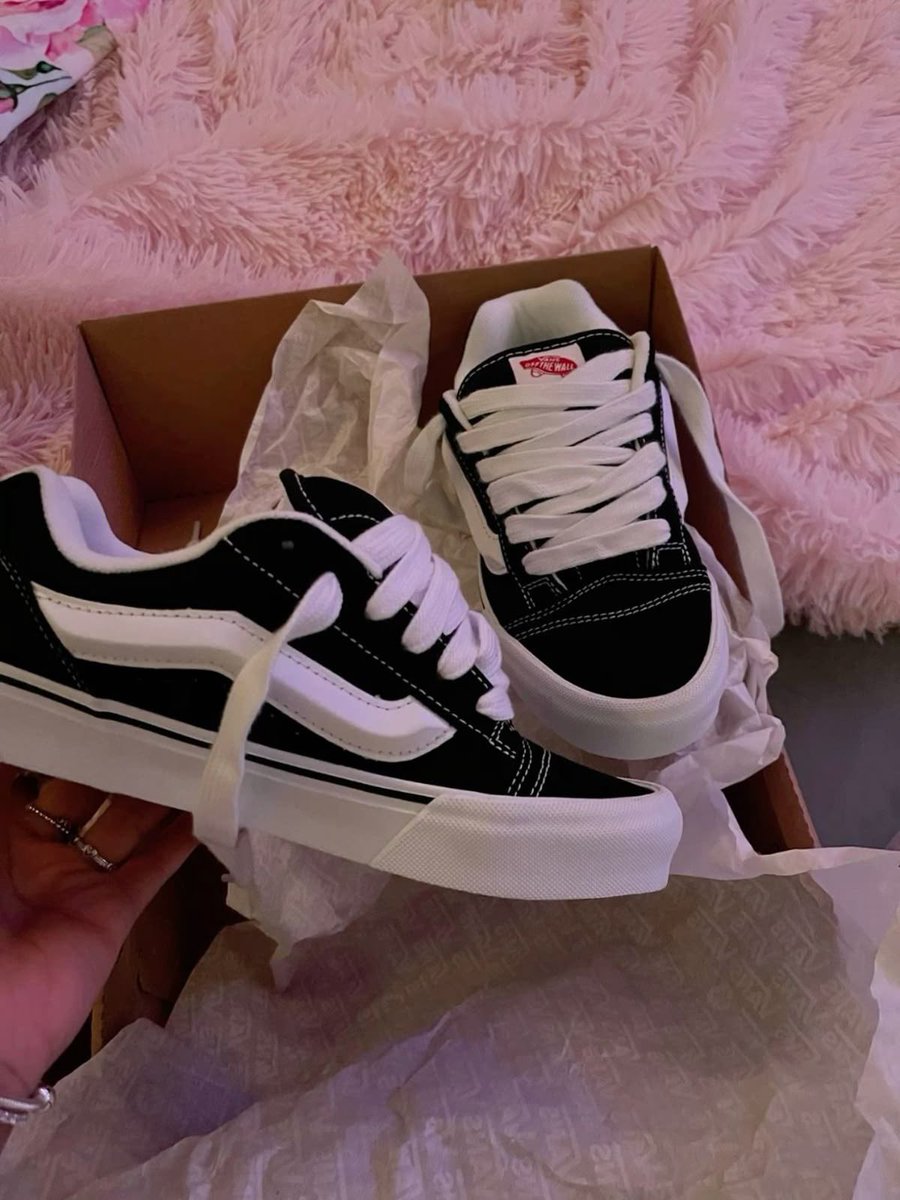 Laaryyx's tweet photo. AMIGASSS, vocês não estão entendendo 😍👟 O conforto desses tênis é simplesmente surreal! Tanto o Vans KNU quanto o Air Force são PERFEITOS, combinam com qualquer look e até pra treinar servem! 🤯E o melhor: achei com um precinho que vocês não vão acreditar! Qualidade absurdaaa! https://t.co/Ywz8SkdpIM