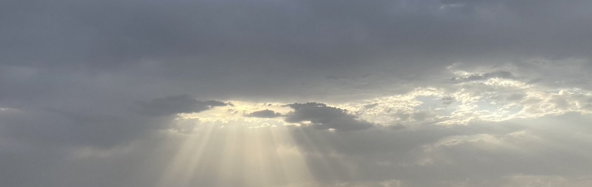 انبعاث أشعَّة الشمس من بين الغُيوم مشهد لا يُسأم تأمُّله