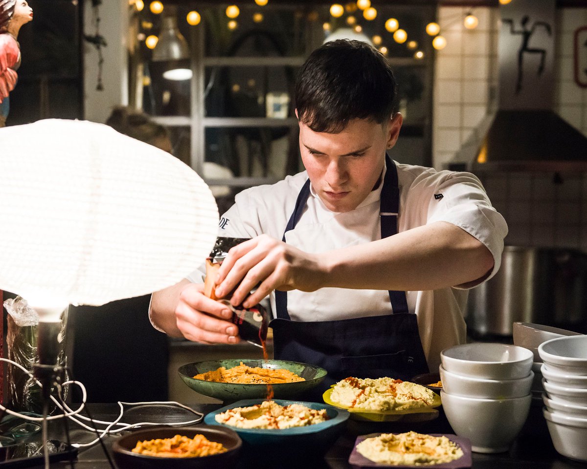 Vengo a presumir. Mi hijo <a href="/gasparlavieri/">gaspo</a> es chef. 
Cocina muy bien y además tiene un poco de pinta. 
Si alguien quisiera contratarlo degustar sus creaciones gastronómicas me avisa por acá. 
No me quedo ni con el 3 ni con el 8 por ciento de comisión de lo que le paguen.
