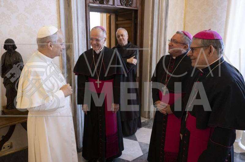 El Santo Padre <a href="/Pontifex_es/">Papa León XIV</a> en su primer acercamiento a Nicaragua se reúne con los 3 obispos desterrados por la dictadura; Mons. Báez, Mons. Mora y Mons. Herrera; este último, presidente de la Conferencia Episcopal en el exilio.
