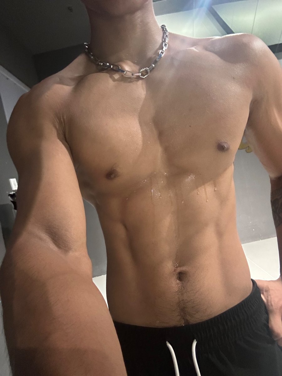 可能过一阵子就吃胖了，纪念一下 #宽肩窄腰 #男友臂 #肌肉 #黑皮