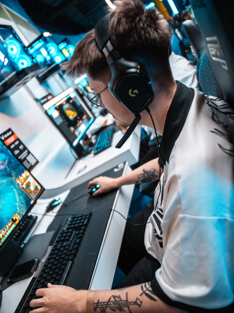 Retour en LAN ce weekend après un bon paquet de temps sans compet ! 🦝

J'ai passé un bon moment avec les cracks <a href="/SaxuralleLoL/">Saxuralle</a>, <a href="/_Elyoo/">Elyo</a>, <a href="/sKagaaaaa/">Kagaaaaa</a> &amp; <a href="/D1verse3/">D1verse 🐸</a> (gardez un œil sur lui c'est un monstre) 

Top 8 sans grande prétention on sort vs les top 1 et 3 dans le bracket pro