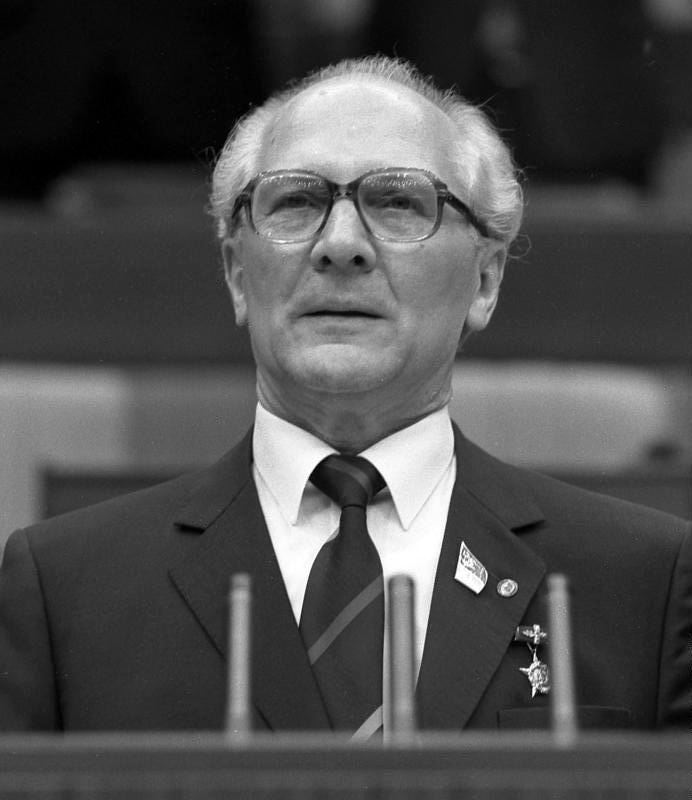Tal día como hoy de 1912 nacía Erich Honecker, líder comunista y hombre honesto e integro. De 1971 a 1989 fue Secretario General del SED, y desde 1976 a 1989 presidente del Consejo de la RDA.
Tuve el honor de vivir en la RDA bajo su mandato, pais donde se vivía con dignidad