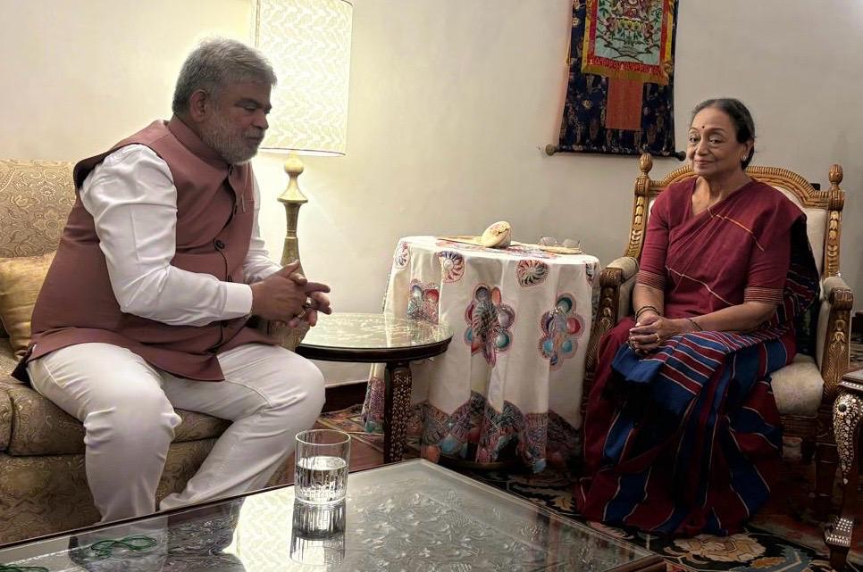 Gaddam Prasad Kumar (@gpkofficial_) on Twitter photo న్యూఢిల్లీ..
ఢిల్లీ అసెంబ్లీ భవనంలో జరిగిన రెండు రోజుల ఆల్ ఇండియా స్పీకర్స్ కాన్ఫరెన్స్ ముగిసిన అనంతరం మాజీ లోక్ సభ స్పీకర్ శ్రీమతి <a href="/meira_kumar/">Meira Kumar</a> గారిని వారి నివాసంలో మర్యాదపూర్వకంగా కలిసిన తెలంగాణ రాష్ట్ర శాసనసభాపతి శ్రీ గడ్డం ప్రసాద్ కుమార్ గారు.
#AdminPost న్యూఢిల్లీ..
ఢిల్లీ అసెంబ్లీ భవనంలో జరిగిన రెండు రోజుల ఆల్ ఇండియా స్పీకర్స్ కాన్ఫరెన్స్ ముగిసిన అనంతరం మాజీ లోక్ సభ స్పీకర్ శ్రీమతి <a href="/meira_kumar/">Meira Kumar</a> గారిని వారి నివాసంలో మర్యాదపూర్వకంగా కలిసిన తెలంగాణ రాష్ట్ర శాసనసభాపతి శ్రీ గడ్డం ప్రసాద్ కుమార్ గారు.
#AdminPost