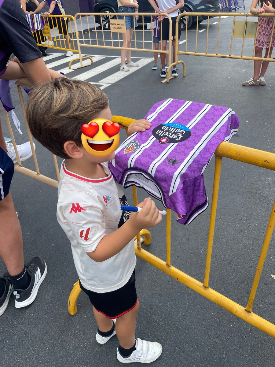 AngelCilleruelo's tweet photo. “Papá, hoy ha sido el mejor día de mi vida.” 🤣 @realvalladolid https://t.co/1tiFk5K0i3