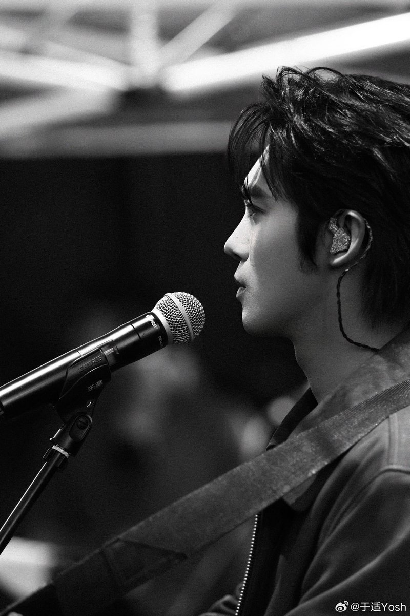 Yu Shi shares snaps of yesterday's gig at Strawberry Music Festival in Shijiazhuang, Hebei with his favorite quote🍅(1/5)

🎵 Turning the tide is beyond human's ability
But the disposition as we stand in the waves forever belongs to our free will

#YuShi #于适 #YoshYu #于适Yosh