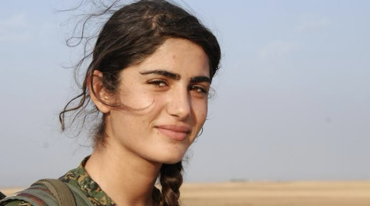 ANPIRomaPosti's tweet image. #AsiaRamazanAntar, guerrigliera e attivista curda con cittadinanza siriana, nel 2014 si unì all'"Unità di Protezione delle Donne" per combattere lo Stato Islamico nel conflitto del #Rojava, nel quale, il #30agosto 2016 a #Manbij, perse la vita.Aveva solo 16 anni.