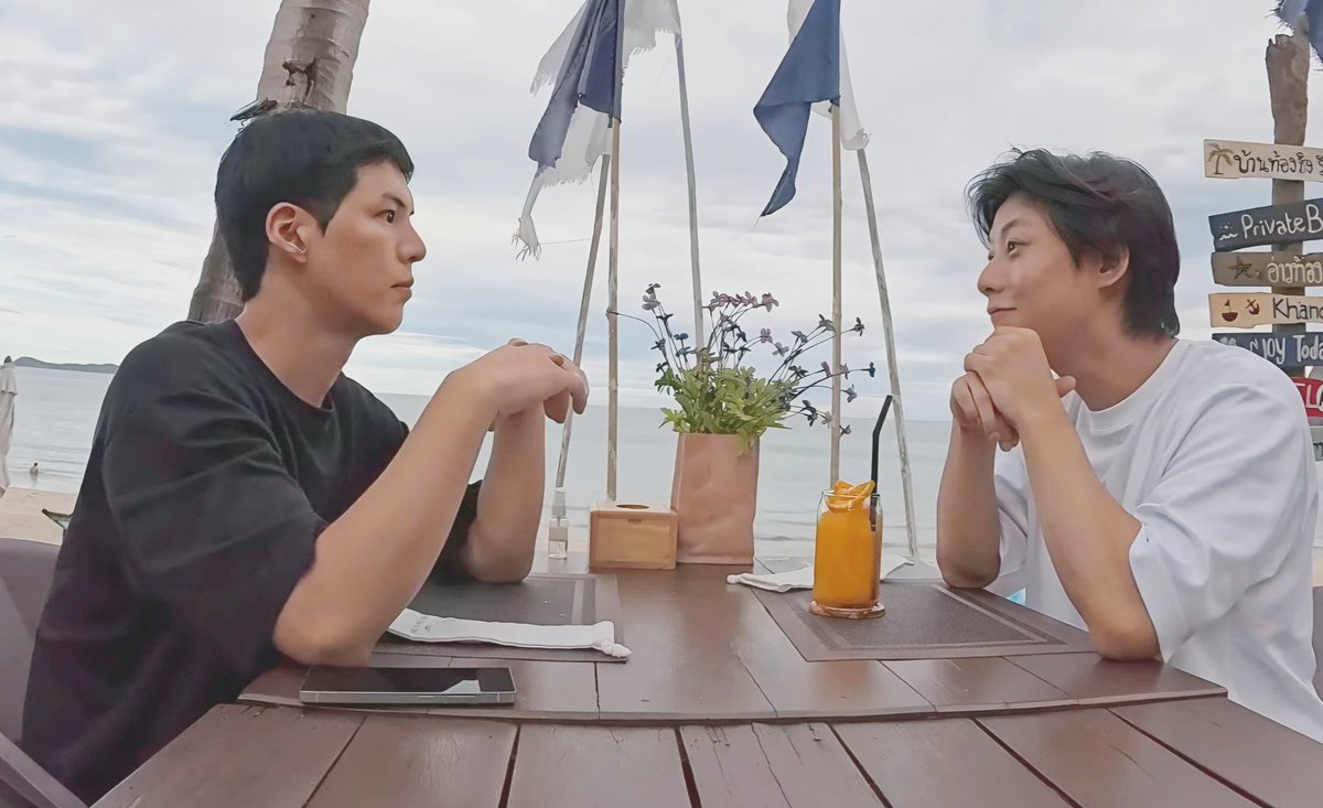 #มนต์รักการึโบนาร่า

อยู่ในชั่วโมงต้องมนต์ ชั่วโมงที่ใจไหวหวั่น
ราวกับดอกไม้ได้ผลิบาน เป็นรักที่มีข้างใน
มองเธออยู่นานรู้บ้างไหม แค่อยากให้เธอเข้าใจ
ช่วงเวลานี้จะต้องหวั่นไหว สักเท่าไร ฉันก็ยอม
