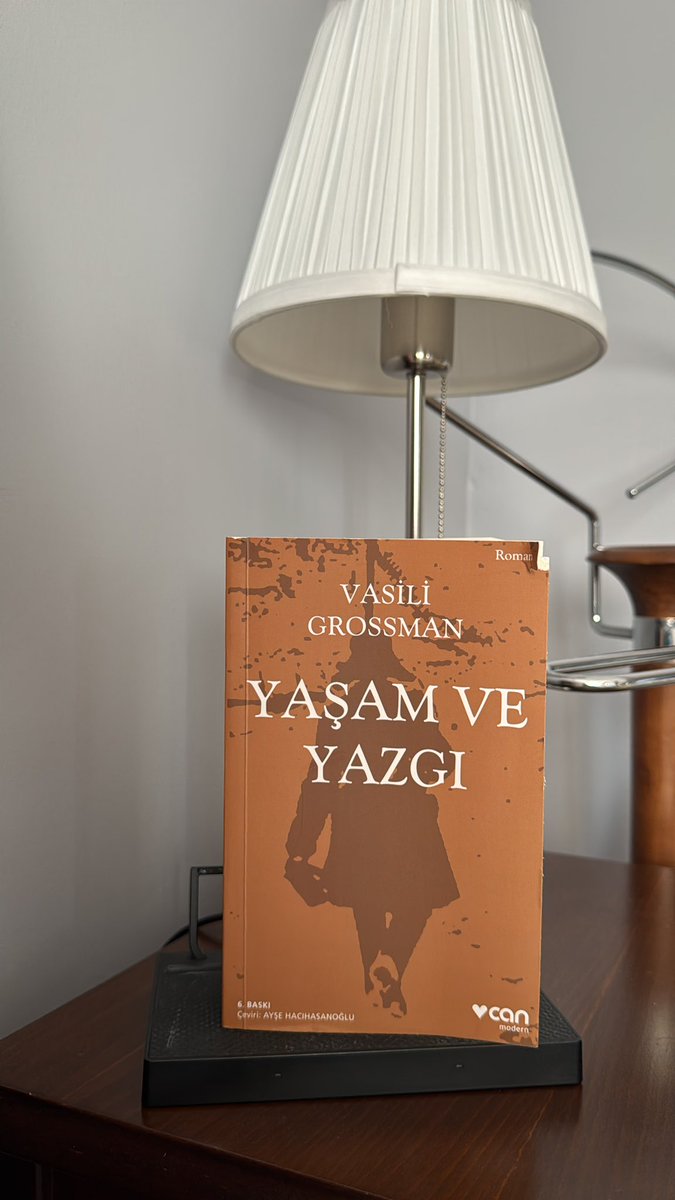 “Ceketlerinde yeşil şerit olanlar,yani yankesiciler ve hırsızlar,politik kamptaki ayrıcalıklı kesimdi;komutanlık,siyasilerin gözetimi konusunda onlara güveniyordu. 
Bir adi tutuklunun politik tutuklu üzerindeki üstünlüğü nasyonal sosyalizmin bir yeniliği olarak ortaya çıkıyordu.”