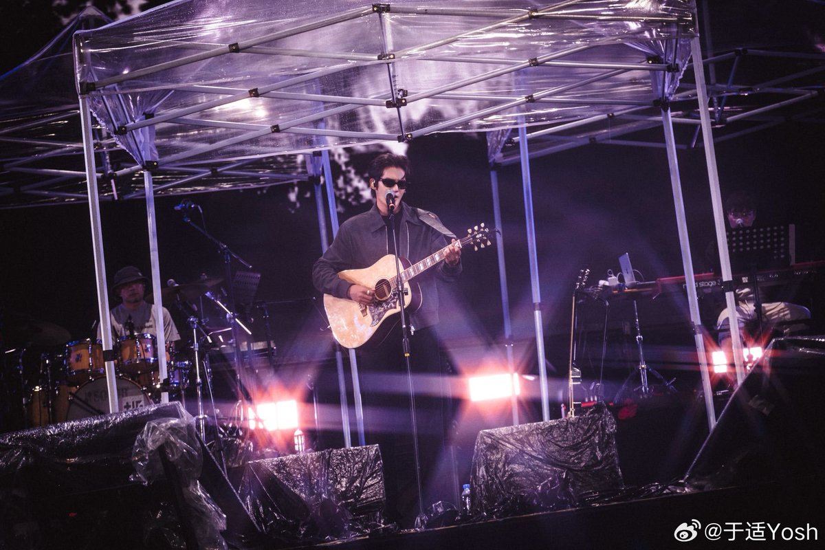 Yu Shi shares snaps of yesterday's gig at Strawberry Music Festival in Shijiazhuang, Hebei with his favorite quote🍅(3/5)

🎵 Turning the tide is beyond human's ability
But the disposition as we stand in the waves forever belongs to our free will

#YuShi #于适 #YoshYu #于适Yosh
