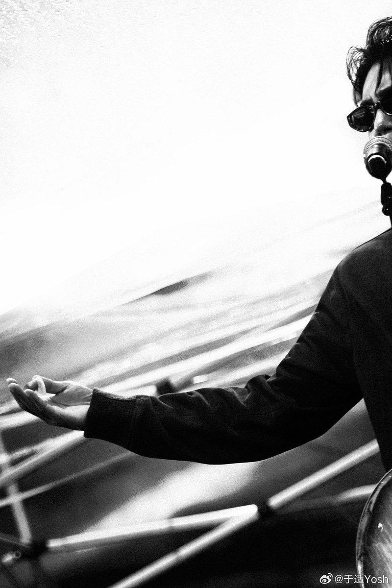 Yu Shi shares snaps of yesterday's gig at Strawberry Music Festival in Shijiazhuang, Hebei with his favorite quote🍅(4/5)

🎵 Turning the tide is beyond human's ability
But the disposition as we stand in the waves forever belongs to our free will

#YuShi #于适 #YoshYu #于适Yosh