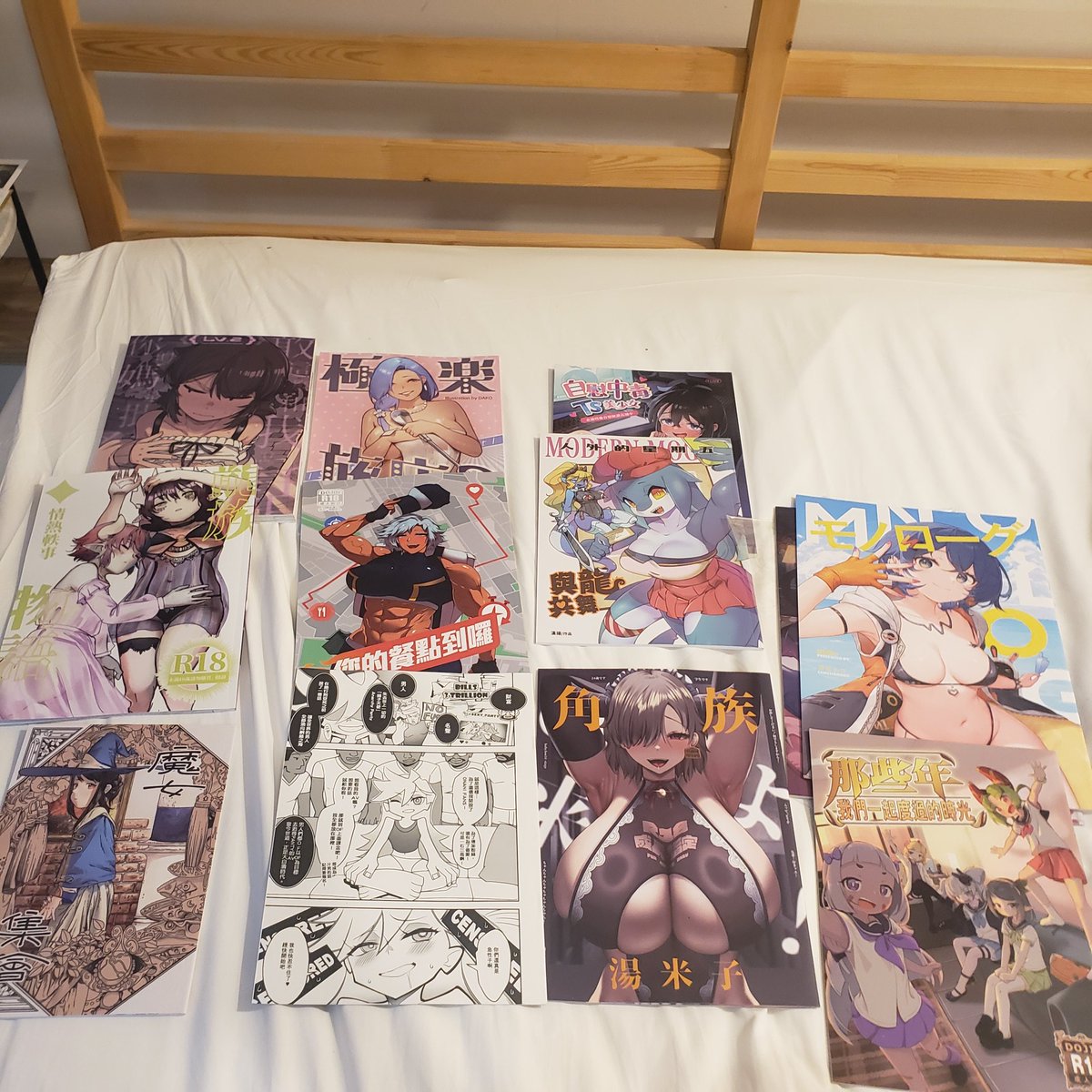 感謝大家FF45 來找我認親的畫師和換本的朋友，
有些本已寄回家，不能盡錄。但感謝大家的本本~

很感謝李亞樵活動期間出手相助，
不然可能攤位也架不起來xD
另外第一天隔壁的秀姐真的很照顧我，
沒有她也許我會手忙腳亂起來~感謝你~

這次是我首次參加花博的FF.對我來說FF=台大，