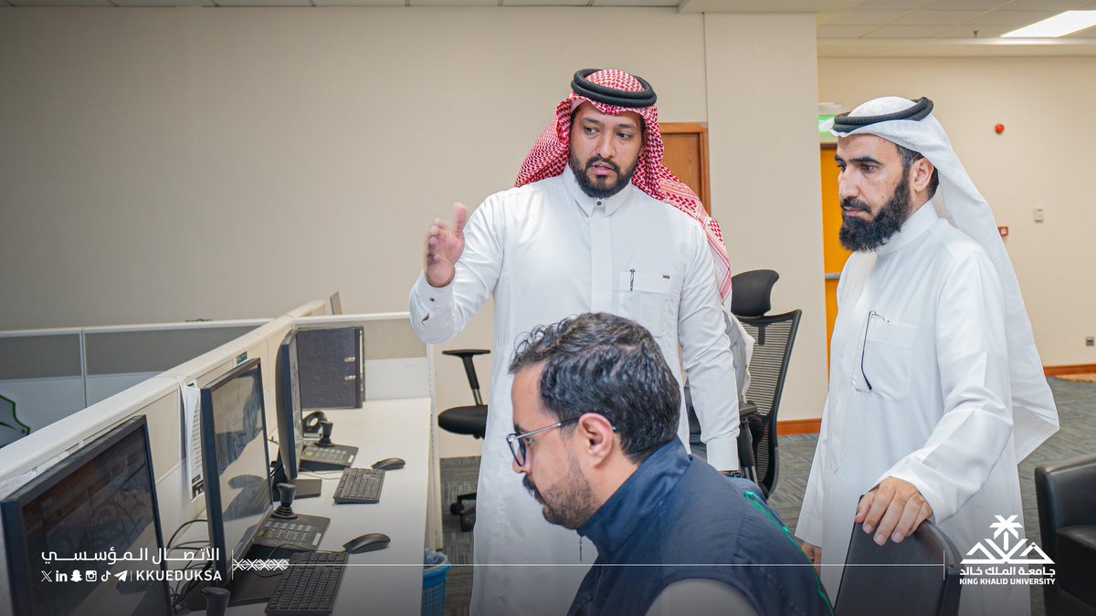 وكيل #جامعة_الملك_خالد للشؤون الإدارية
أ.د.محمد بن حامد البحيري يقف ميدانيًا على جاهزية الإدارة العامة للأمن الجامعي مع انطلاقة العام الجامعي 1448/1447هـ ..