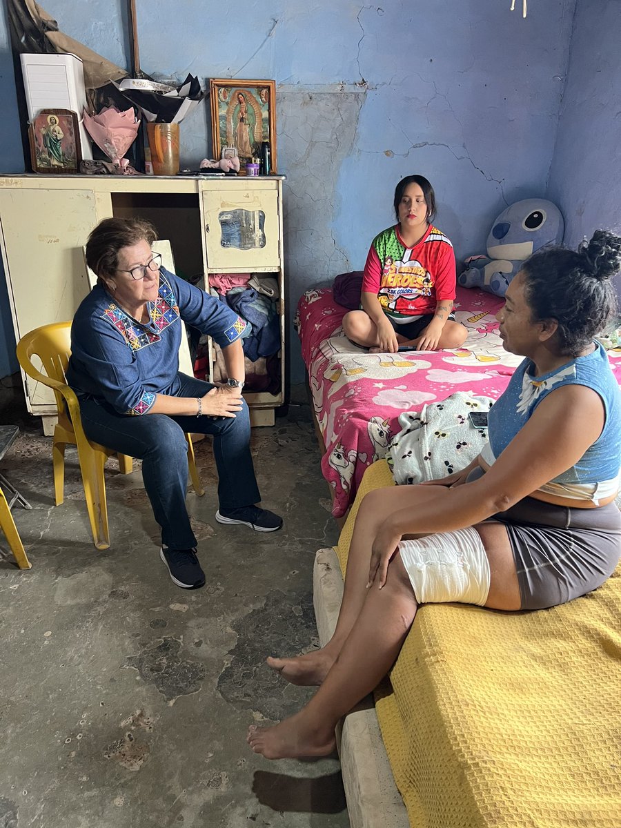 Hace algunos dias visite a Adile y a su madre para ver su mejoría, la cual han ido haciendo bastante bien. También espero pronto tener información con respecto a su prótesis, se lo prometí y se lo cumpliré.