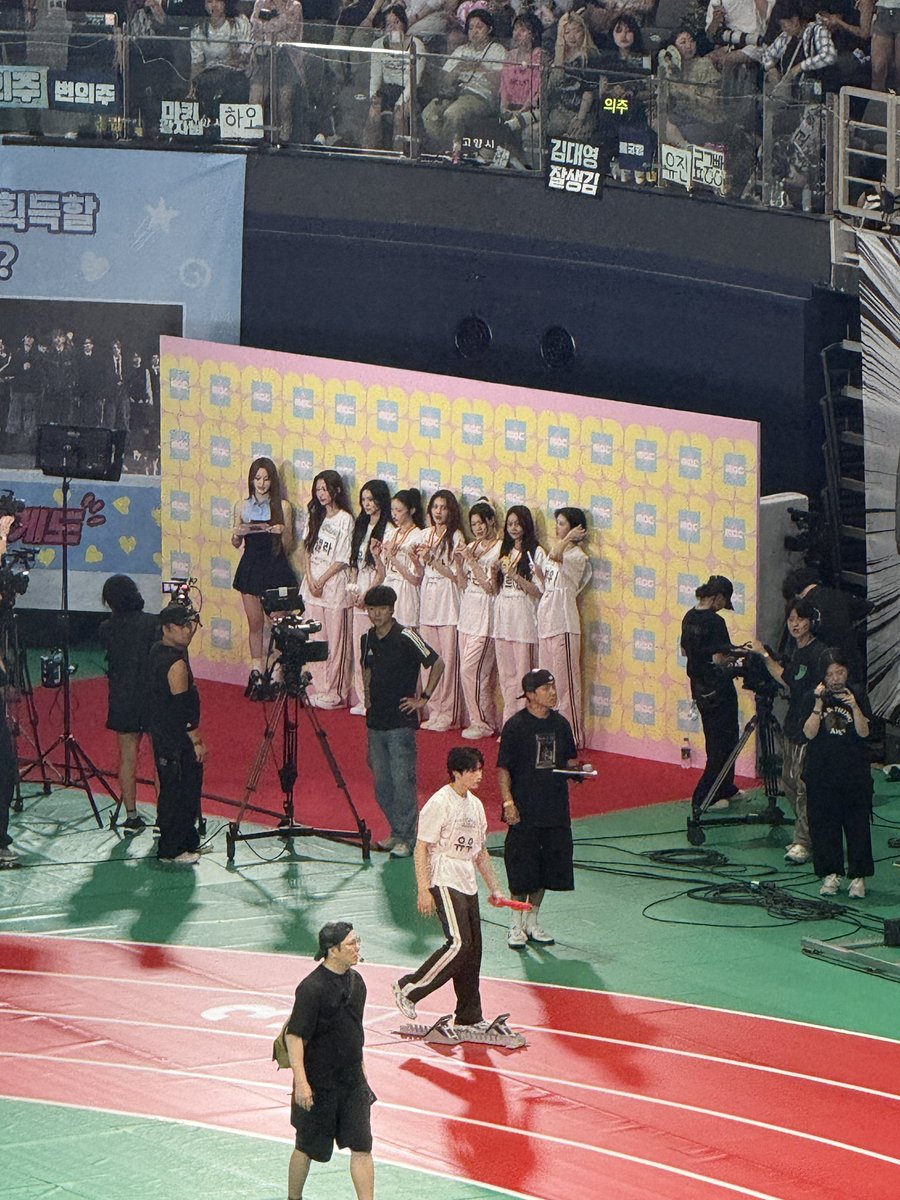 하투하 금메달 받는중이당