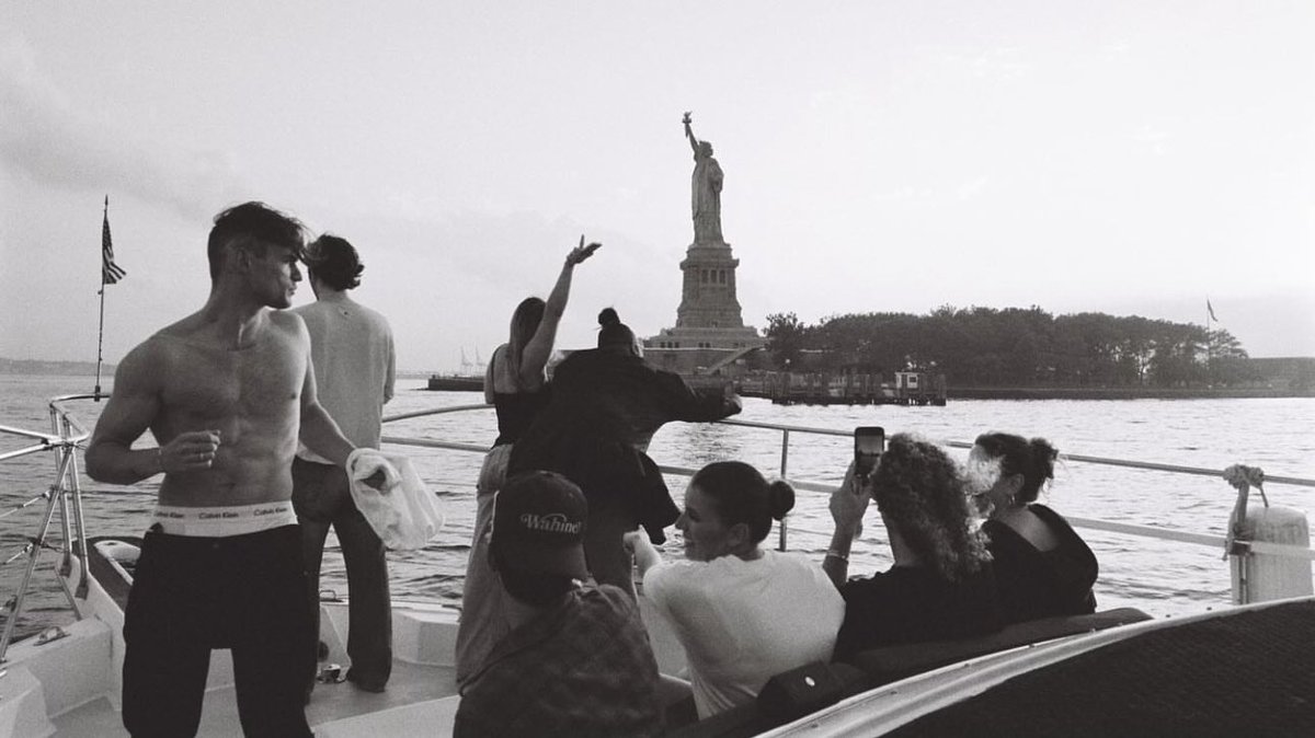 No limit I'm a fucking soldier,
Always lit, 
I'm never sober
It's been three days in a row, 
Your bitch coming over
Told that bitch to kick rock, 
She act like it's a boulder