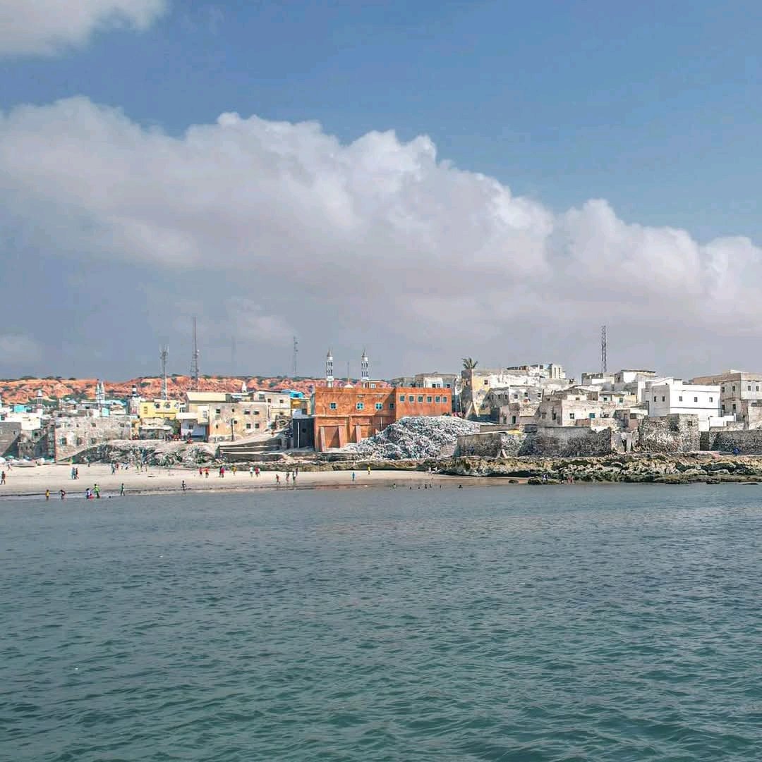 مدينة مركه التاريخية في بنادر.. حيث تعانق المباني الأثرية عراقة الماضي أمام البحر الأزرق الهادئ