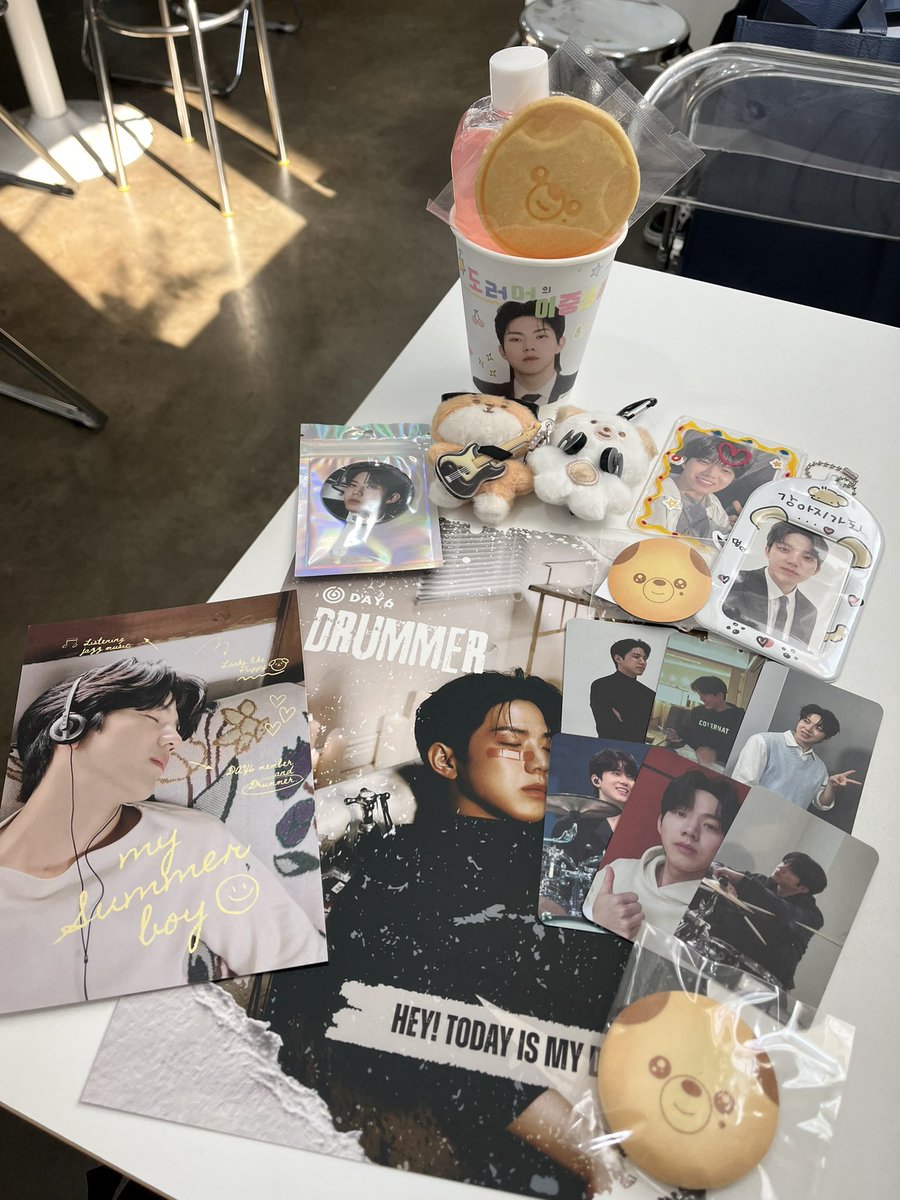 #도러머의_이중생활

말랑핀뱃지 실물 보자마자 쿠키를 구매할 수밖에 없었던 사진 찍을 포토스팟 왕 많았던 카페 !! 💕 럭드 트레카 중복일 경우에만 주신다 하셔서 정신 놓고 럭드만 다섯 번 한 거 같아요 .. 캬캬캬 포스터 너무 너무 예뻐서 죽을 뻔 했어요 (p) 도운아 사랑해 카페 너무 예뻐요💗