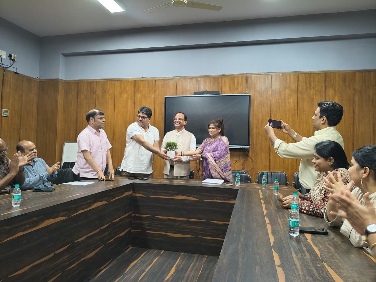 Prof.Rekha Saxena (@profrekhasaxena) on Twitter photo ..<a href="/OfficialHnbgu/">Hemvati Nandan Bahuguna Garhwal University</a><a href="/spsinghdu/">Shriprakash Singh,VC,HNBGU</a> Felicitation of Sr.Prof. Sri Prakash Singh at the Department of Political Science, University of Delhi for being appointed as Vice Chancellor of HNBGU, Uttarakhand ..<a href="/OfficialHnbgu/">Hemvati Nandan Bahuguna Garhwal University</a><a href="/spsinghdu/">Shriprakash Singh,VC,HNBGU</a> Felicitation of Sr.Prof. Sri Prakash Singh at the Department of Political Science, University of Delhi for being appointed as Vice Chancellor of HNBGU, Uttarakhand