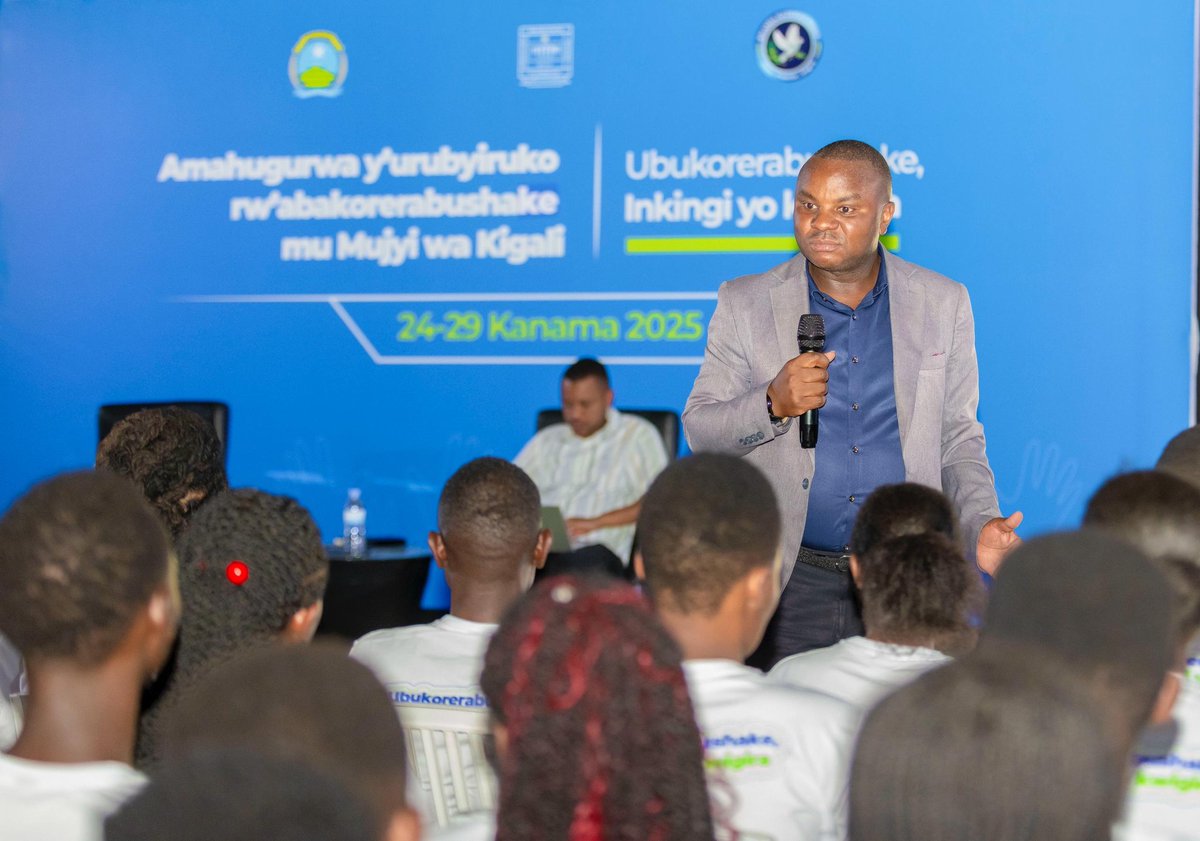 Kgl_Yvolunteers's tweet photo. None kandi urubyiruko rw'abakorerabushake muri @CityofKigali bahawe ibiganiro bitandukanye birimo:
Impamvu bari guhugurwa,Amavu n'amavuko y'Urubyiruko rw'abakorerabushake,Imikoreshereze y'imbugankoranyambaga n'ibindi. @RwandaLocalGov @Rwandapolice @KubanaRichard @RwandaYouthVol1 https://t.co/DSbfNCnlMt
