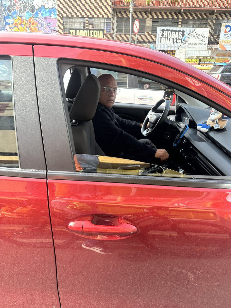 Auto que invade carril exclusivo bici-bus, que te avienta las toneladas de metal y todavía se ofenden cuando le dices que no es su carril, que el rebase es mínimo de 1.5 metros de distancia, que no use audífonos y que respete al ciclista. <a href="/UCS_GCDMX/">Unidad de Contacto del Secretario SSC CDMX</a> <a href="/LaSEMOVI/">Secretaría de Movilidad CDMX</a> <a href="/SEMOV_Edomex/">Secretaría de Movilidad GEM</a>