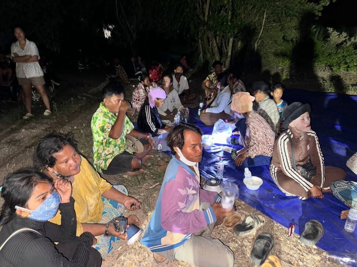 Jing_jing544's tweet photo. The pain is so loud💔 our people pitched tents together to keep watch over the Thai soldiers’ assaults.

#CambodiaNeedPeace https://t.co/6xhkCYwEx2