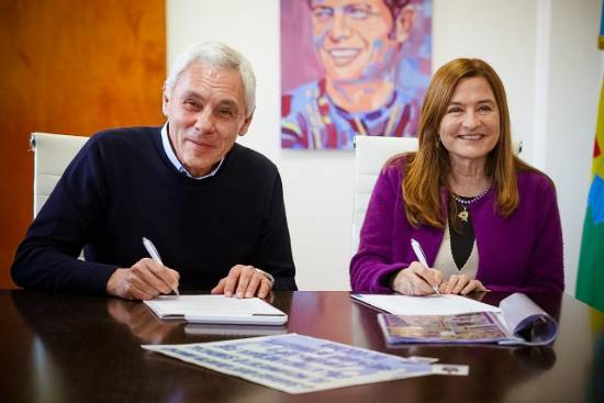 AgenciaComBA's tweet photo. ‼ Estela Díaz firmó un nuevo convenio de “Municipios por la Igualdad”

https://t.co/WEsDHPClnl

#LGTBI #MunicipiosporlaIgualdad @EstelaEDiaz @fabiancagliardi #EstelaDiaz #Berisso @MinMujeresPBA #FabianCagliardi https://t.co/ev9GO9JQJG