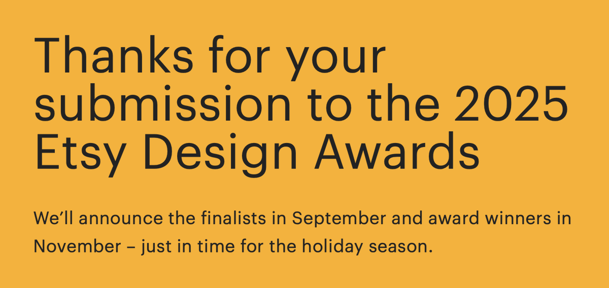 mberkantyigit's tweet photo. Başvurular için son gün!

2025 Etsy Design Awards için başvuru yapmadıysanız acele edin. Türkiye saatiyle 26 Ağustos sabah 06:59'a kadar vaktiniz var.

📌 Ödüller ve başvuru şartları değişmedi.

3 senedir başvuru yaptığım ürünler yerine sürekli farklı bir ürün için davet mesajı alıyorum. Avantajı şu: Böyle bir davet alırsanız ürün Etsy Pick rozeti alıyor. Yarışmayı kazanamasanız bile bu ürün Etsy Pick rozetini taşımaya devam ediyor.

Pick rozetinin satışlara ve görünürlüğe etkisinden bahsettiğim ve genel olarak rozetler hakkında konuştuğum bir yazıyı birkaç gün içinde yayınlıyor olacağım.

Bugün için yarışmayı ve ödülleri merak edenler için 2024 Design Awards hakkında yazdığım yazıyı ve başvuru sayfasını aşağıya bırakıyorum.