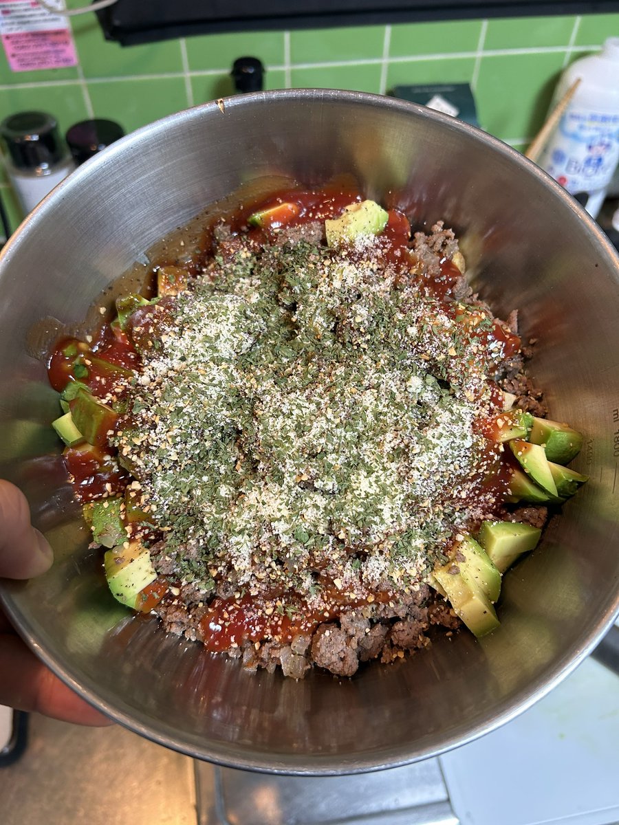 gantzo9882's tweet photo. じゃがいも600gと牛肉300g、それ以外はアボカド1個タマネギ半玉オリーブオイル10gと調味料。クソうめぇや。

じゃがいも600g食っても白米1合よりもカロリー少ないの、もうなんかのバグだろ。 https://t.co/bRavixttwj
