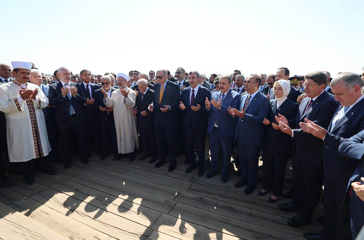 Malazgirt Zaferi’nin yıl dönümünde, Cumhurbaşkanımız Sayın Recep Tayyip Erdoğan, Cumhur ittifakı partilerimizin genel başkanları, bakanlarımız, milletvekillerimiz ve vatandaşlarımızla birlikte, Türklerin Anadolu’daki ilk yerleşim yeri ve başkenti olan ecdad yadigarı tarihi