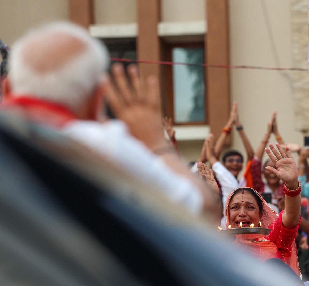 Tavysingh's tweet image. Rare photo of PM Modi doing ‘vote chori’