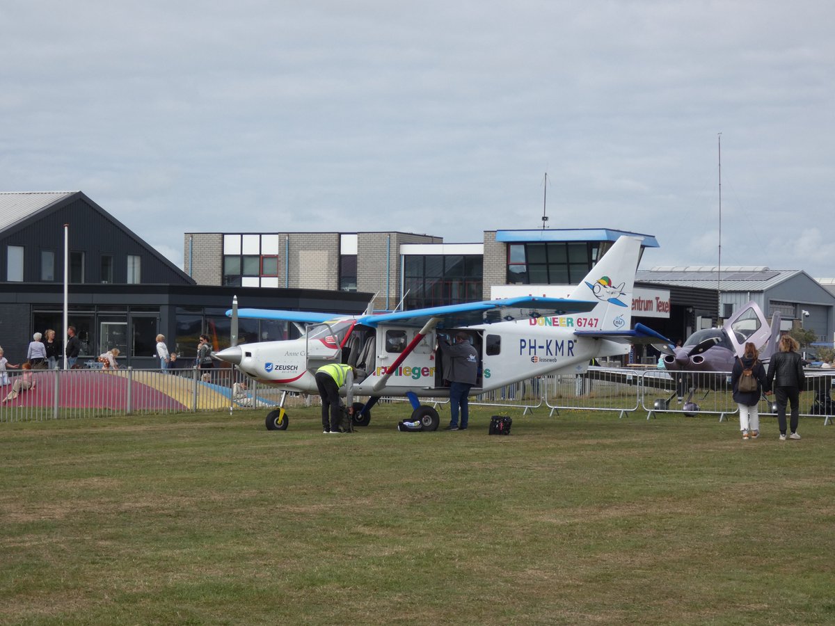 De Texel Fly-in was een feestje!
Bent u bij ons geweest en heeft u toch nog vragen, bijvoorbeeld over het beheer van uw vliegtuig door onze CAMO Bon-Air?
Of bent u niet geweest en wilt u ons alsnog wat vragen over uw cockpitupdate of vliegtuigonderhoud?
=> info@amnetherlands.nl