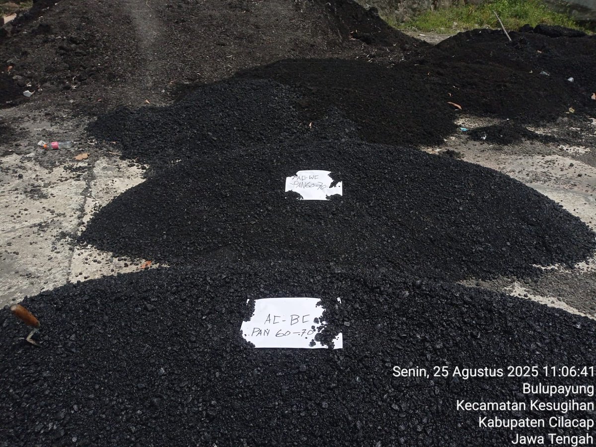 ppks01's tweet photo. Senin, 25 Agustus 2025 telah dilaksanakan Trial mix (uji coba campuran) AMP AC-WC Pen 60/70 dan AC-BC Pen 60/70 untuk paket Pekerjaan Rekonstruksi Jalan Buntu (Banyumas). 
@dpubmckjateng https://t.co/aVWQ5s4wTE
