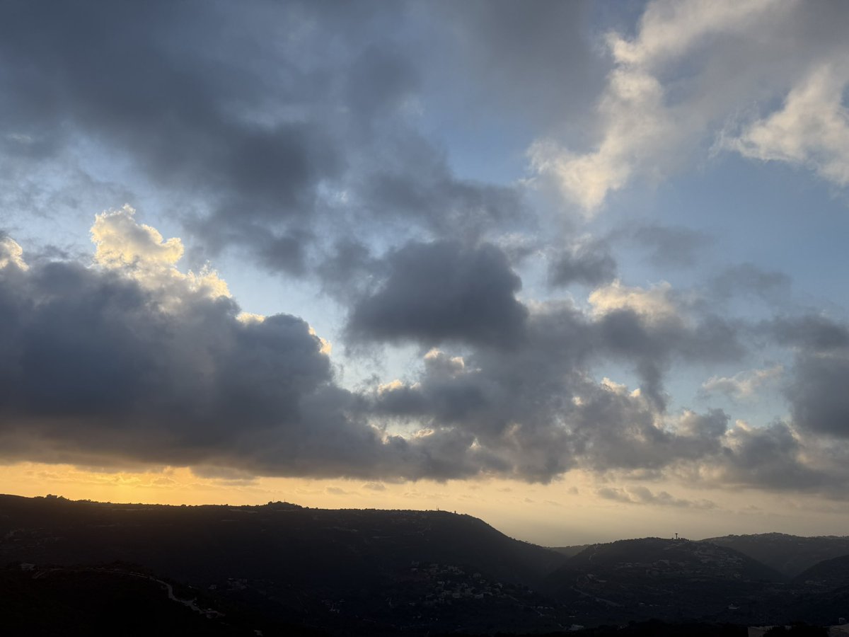 L'ombre s'étend sur la terre,
Vois tes enfants de retour.
A tes pieds, auguste Mère,
Pour t'offrir la fin du jour.

O Vierge tutélaire,
O notre unique espoir,
Entends notre prière,
La prière et le chant du soir.