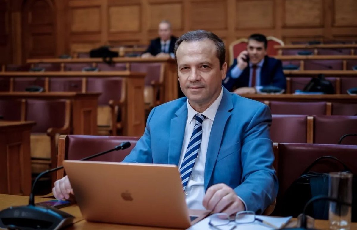 Ο παρακάτω γαλάζιος…λεβέντης, είναι ο Αθανάσιος Λιούτας.

Σύμφωνα με τις πρώτες πληροφορίες, ο βουλευτής Τρικάλων της Νέας Δημοκρατίας, είχε στήσει οικογενειακή κομπίνα με τις επιδοτήσεις του ΟΠΕΚΕΠΕ.

-– Εισέπραξε 724.670 ευρώ τα τελευταία χρόνια 
-– Μπλεγμένος κι ο γαλάζιος