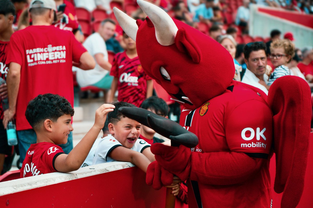 Happy Monday everyone! ❤️🖤