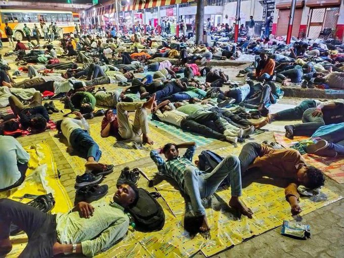 alexboy_amit's tweet image. भारत का युवा, देश का भविष्य आज सड़कों पर खुले में पड़ा है ।।
#sscprotest2025
#SSCVendorFailure #SSCReforms 
#SSCMisManagement 
#SSC_System_Sudharo 
#ssc_jabab_do #SSCProtest

#Delhi_Chalo
#SSC_JOB_CHOR
#SSC_VENDOR_HATAO