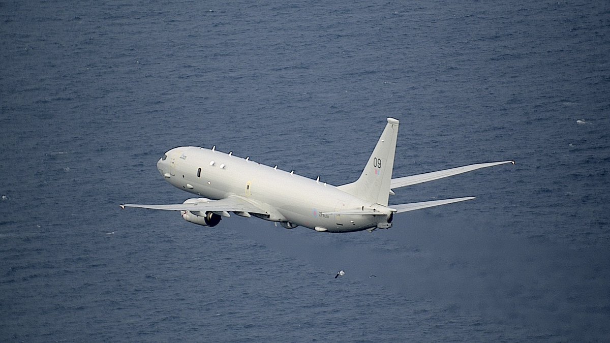 Considerable activity by the RAF Poseidon force this week off north of Scotland - likely monitoring 🇷🇺Russian submarine activity.

5 aircraft used to keep one P-8A on station over the Norwegian Sea in the last 24 hours.

H/T <a href="/TBrit90/">Britsky</a>