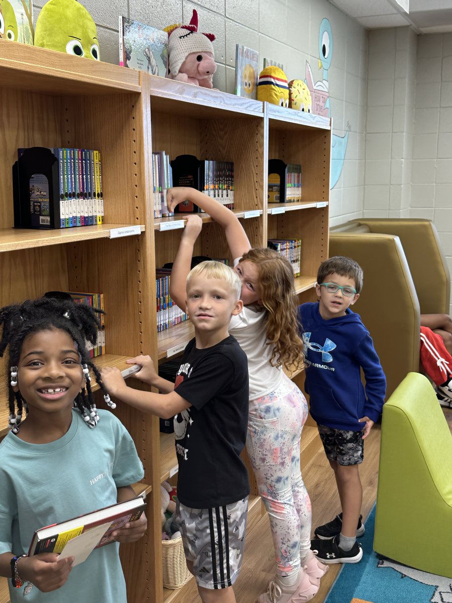NettletonSTEAMe's tweet image. What&apos;s the best part of library class?? Checking out library books, of course!! This week students are learning all about how to pick the &quot;just right&quot; book. Mrs. Thornton&apos;s 2nd Grade students made some great choices!! 🖤💛
#STEAMe #SpecialClassSpotlight #JustRightBook