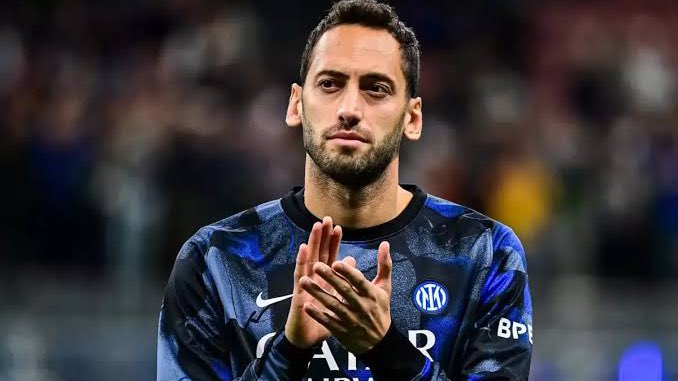 Bu takıma Hakan Çalhanoğlu öyle bir uyardı ki…

Singo, Eren, Yunus, Sane, Osimhen ve kalırsa Barış koşuyor ve atletik. Torreira tam saha presçi.

3’lüye dönen oyunda ön alanın oyun aklı olacak ve gerideki 3’lüye sigorta rol oynayacak bir Hakan, Galatasaray için harika olurdu.