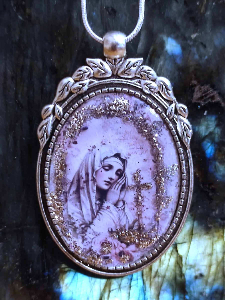 Collier la Vierge Marie en prières entourée de roses, cadeau catholique Notre Dame en rose pastel avec une croix etsy.me/3HQ3LqM via <a href="/Etsy/">Etsy</a> 
frenchjewelryvintage.etsy.com/listing/429678…